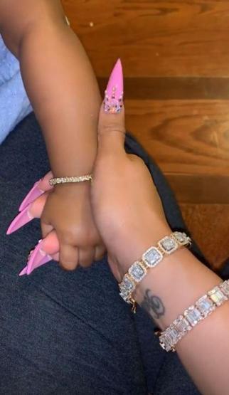 Cardi B, kızına servet değerinde bileklik aldı