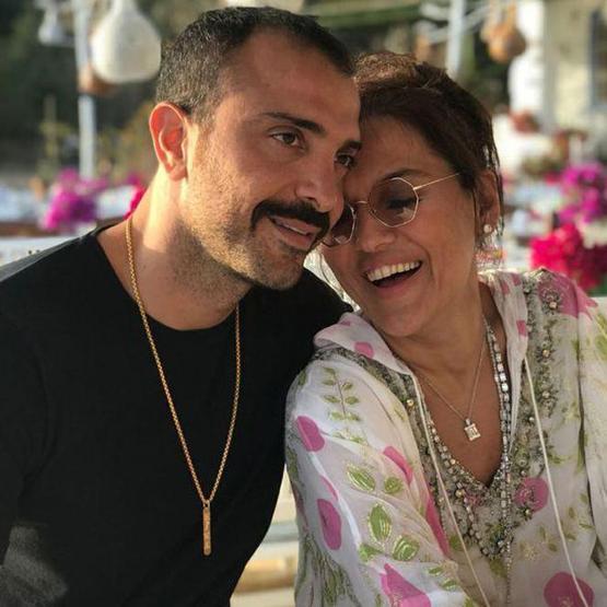 Demet Akalın: Hamileyken kendimi şişlemeyi düşündüm