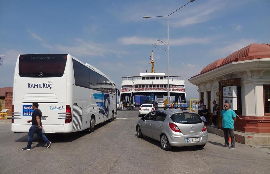 Feribot seferleri ve bağlantı yollarında trafik yoğunluğu