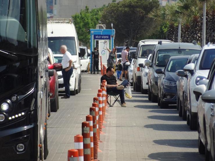 Feribot seferleri ve bağlantı yollarında trafik yoğunluğu