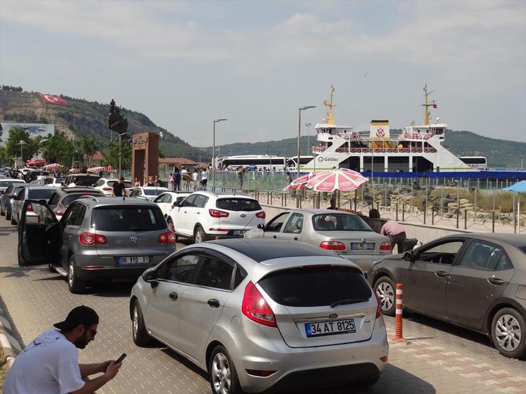 Feribot seferleri ve bağlantı yollarında trafik yoğunluğu