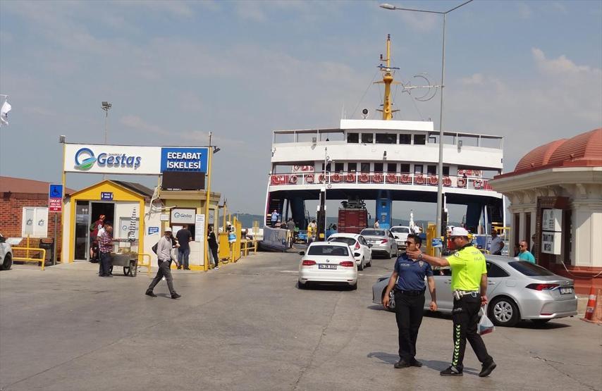 Feribot seferleri ve bağlantı yollarında trafik yoğunluğu