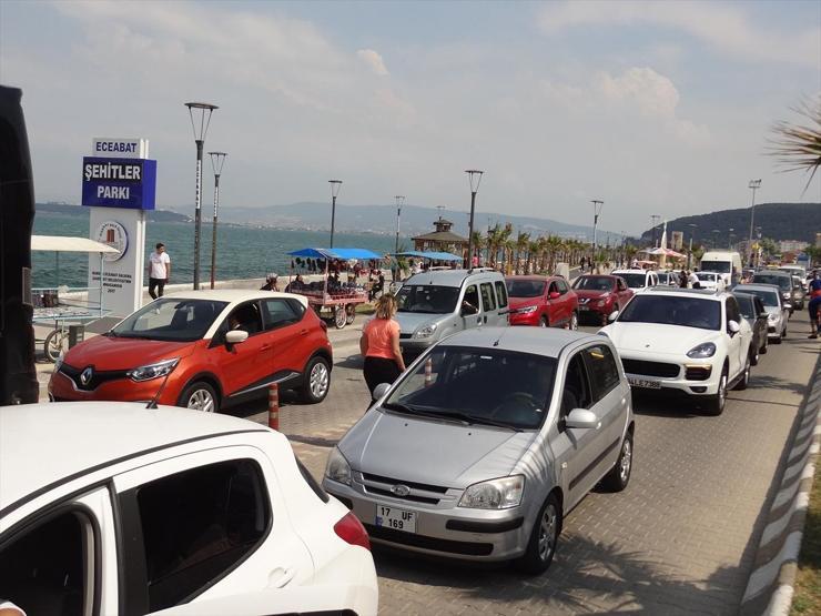 Feribot seferleri ve bağlantı yollarında trafik yoğunluğu