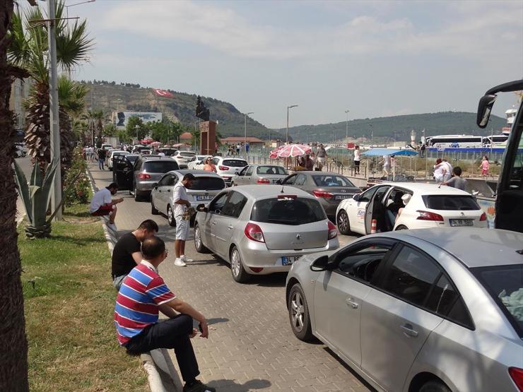 Feribot seferleri ve bağlantı yollarında trafik yoğunluğu