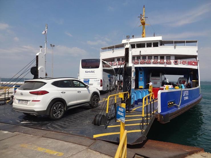 Feribot seferleri ve bağlantı yollarında trafik yoğunluğu