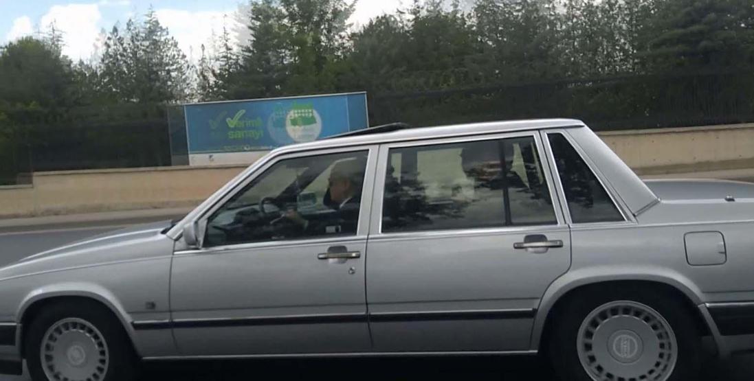 Bahçeli, Aziz İstanbul şarkısı eşliğinde Ankarayı turladı