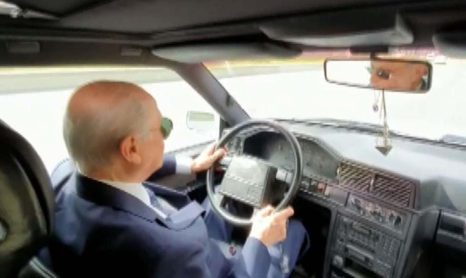 Bahçeli, Aziz İstanbul şarkısı eşliğinde Ankarayı turladı