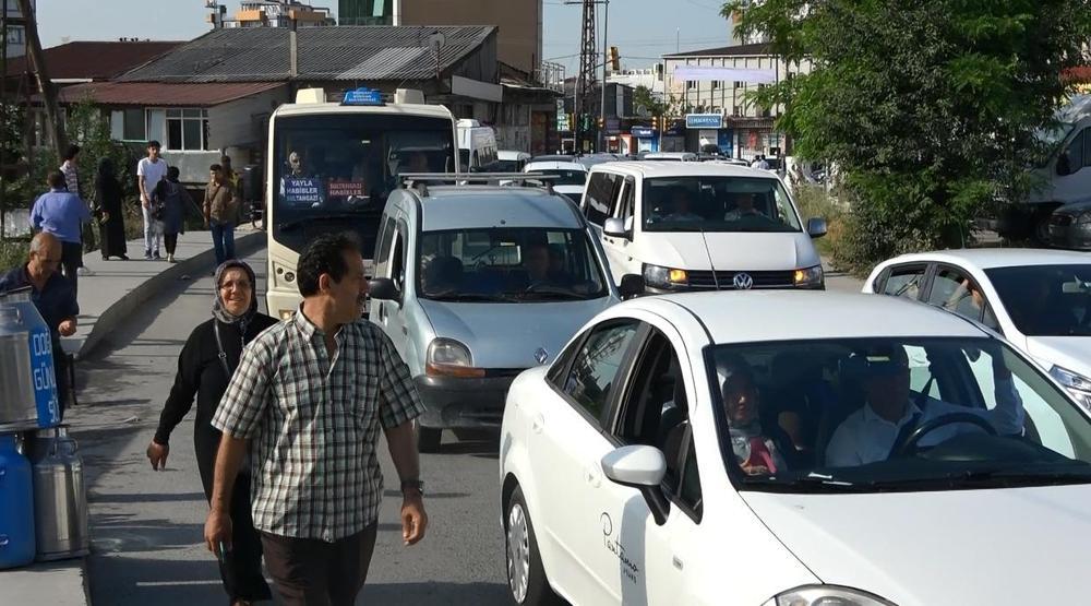 Sultangazide mezar ziyareti trafiği kilitledi