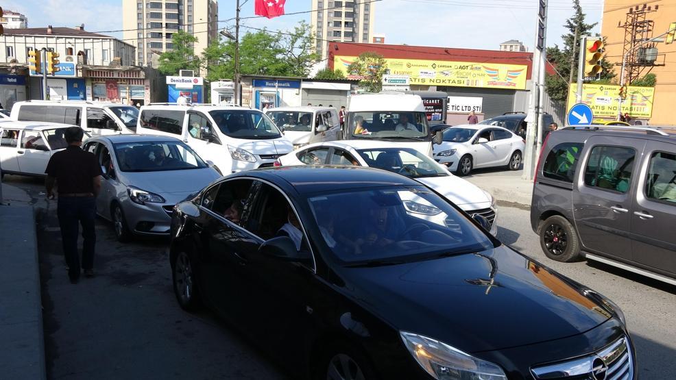 Sultangazide mezar ziyareti trafiği kilitledi
