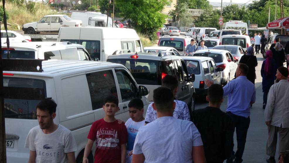 Sultangazide mezar ziyareti trafiği kilitledi