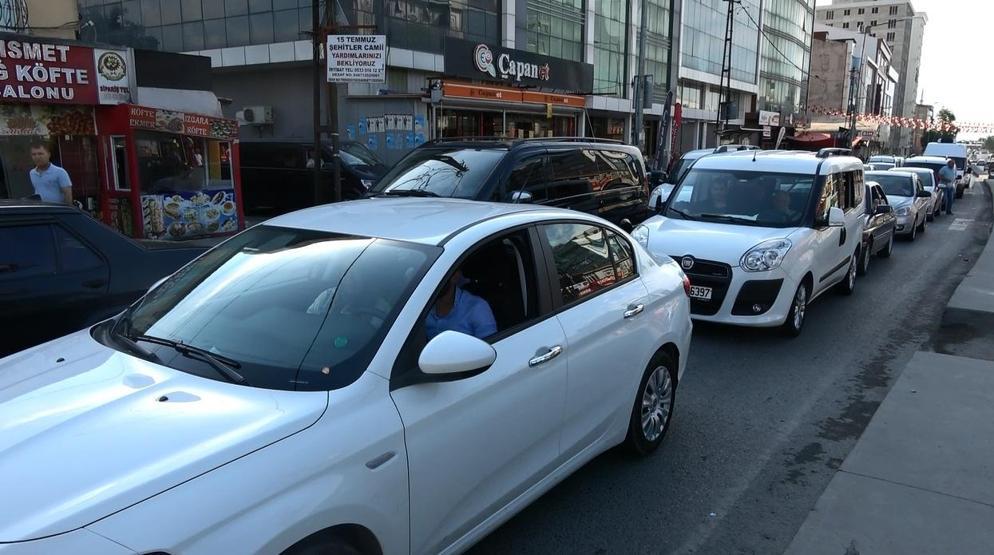 Sultangazide mezar ziyareti trafiği kilitledi