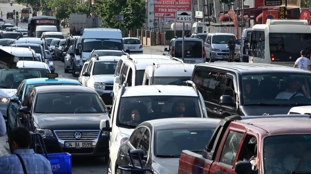 Sultangazide mezar ziyareti trafiği kilitledi