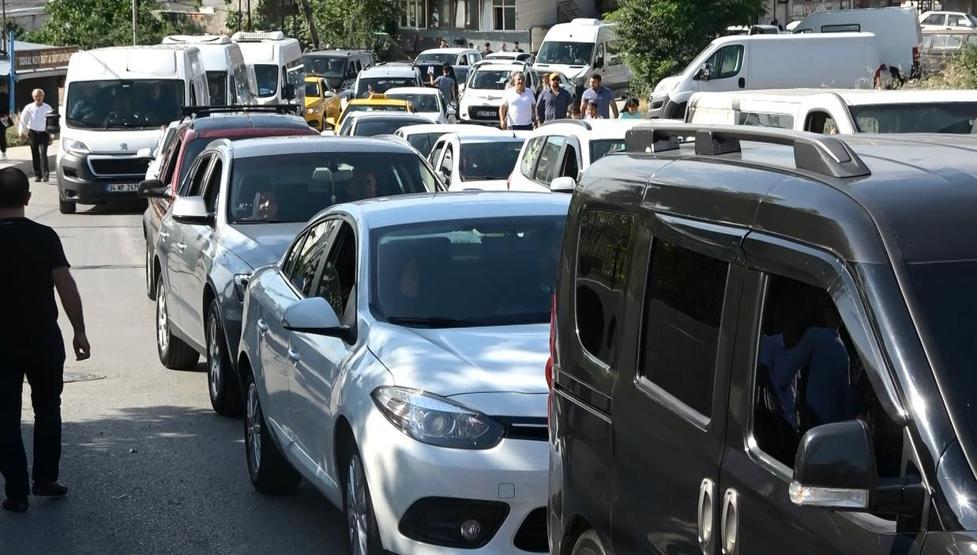 Sultangazide mezar ziyareti trafiği kilitledi