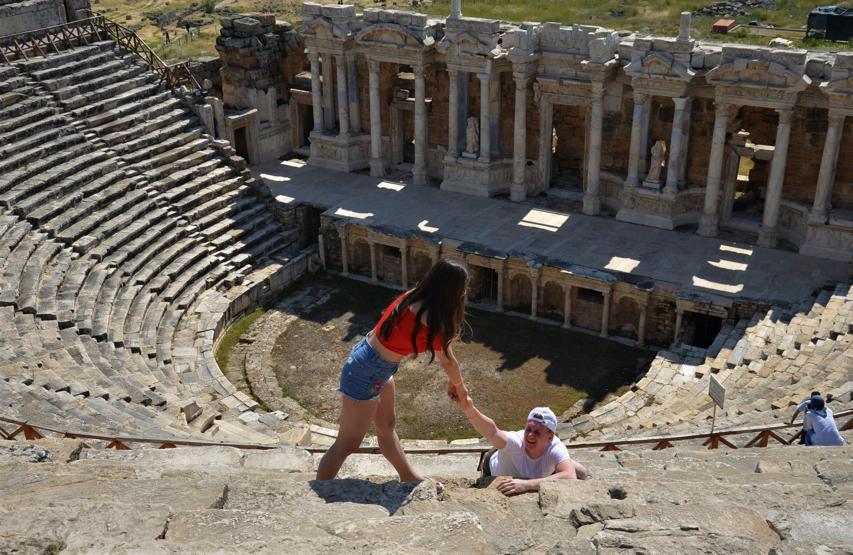 1800 yıllık antik tiyatro ihtişamıyla kendine hayran bırakıyor