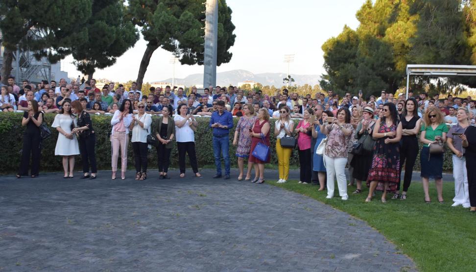 Hipodromda defile ve yarış heyecanı
