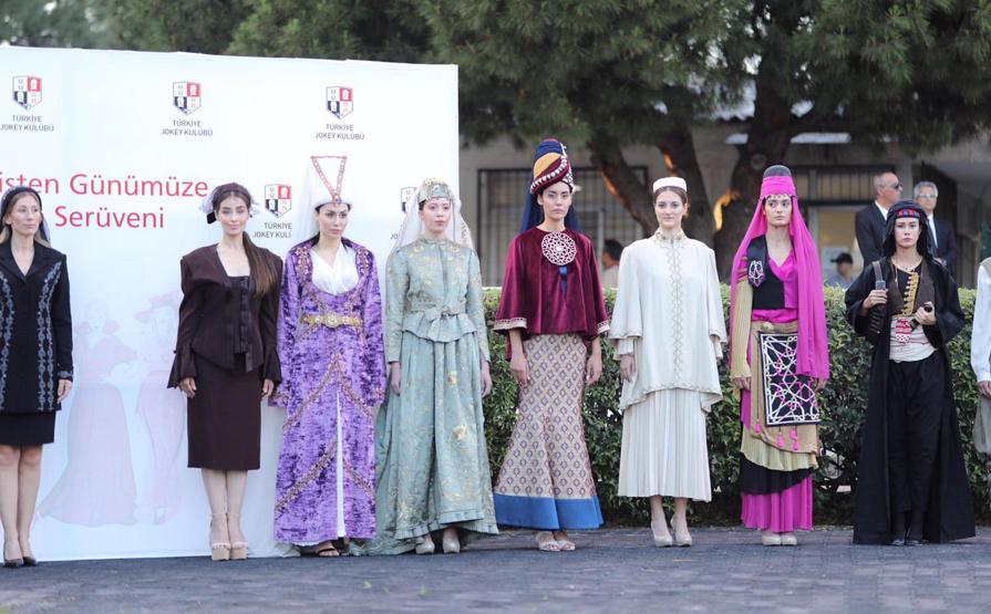 Hipodromda defile ve yarış heyecanı