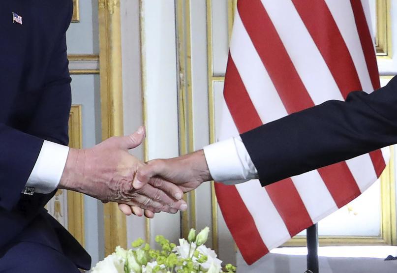 Macron-Trump görüşmesine damga vuran görüntü