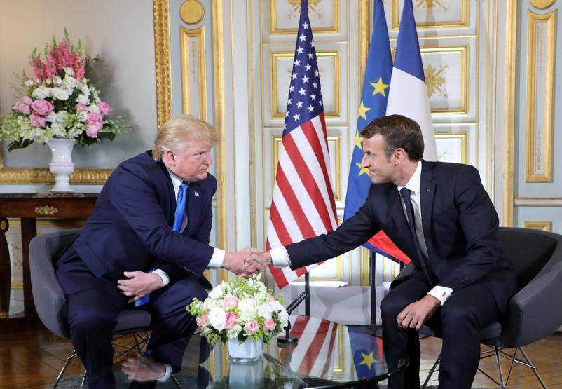Macron-Trump görüşmesine damga vuran görüntü