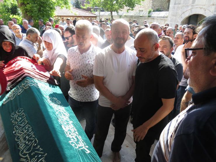 Ünlü Rapçi Cezanın babası son yolculuğuna uğurlandı