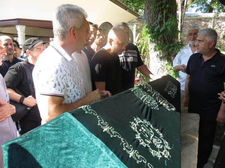 Ünlü Rapçi Cezanın babası son yolculuğuna uğurlandı
