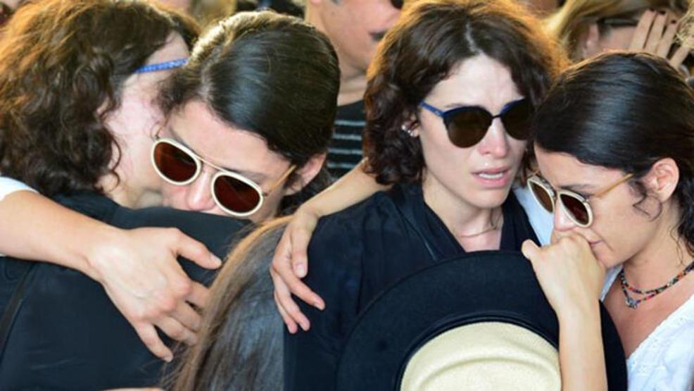 Aykut Cömertin cenazesinde Beren Saat ve Belçim Belçimin gözyaşları