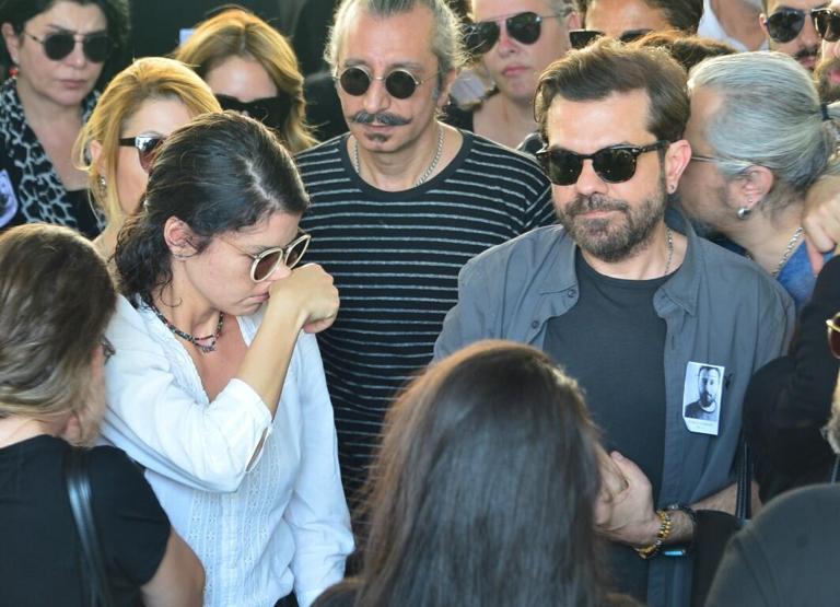 Aykut Cömertin cenazesinde Beren Saat ve Belçim Belçimin gözyaşları