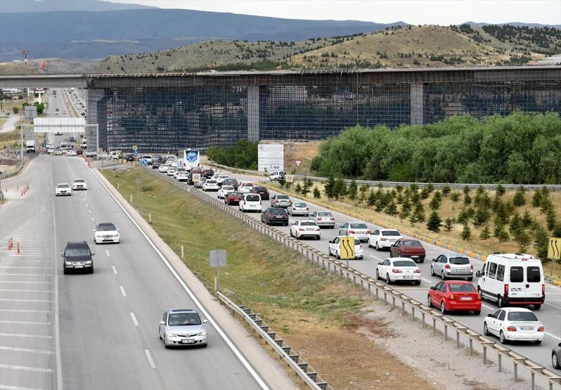 Bayram tatili dönüş yolunda trafik yoğunluğu