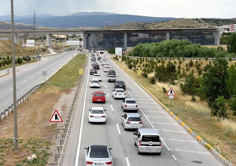 Bayram tatili dönüş yolunda trafik yoğunluğu