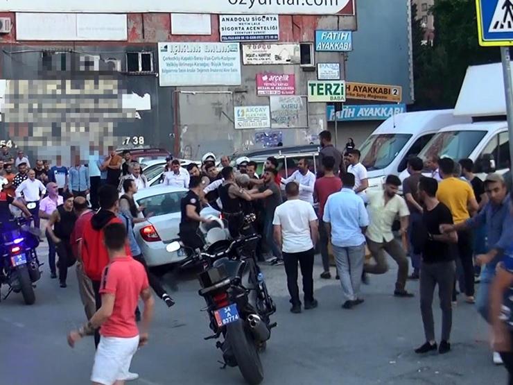 Esenyurtta laf atma kavgası kamerada
