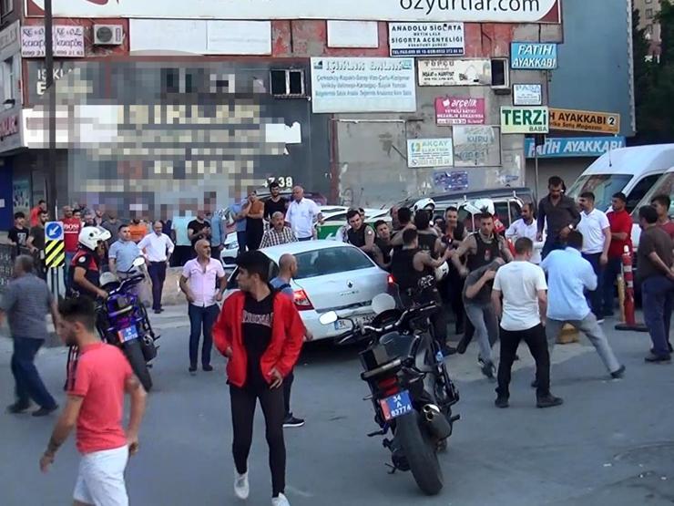 Esenyurtta laf atma kavgası kamerada