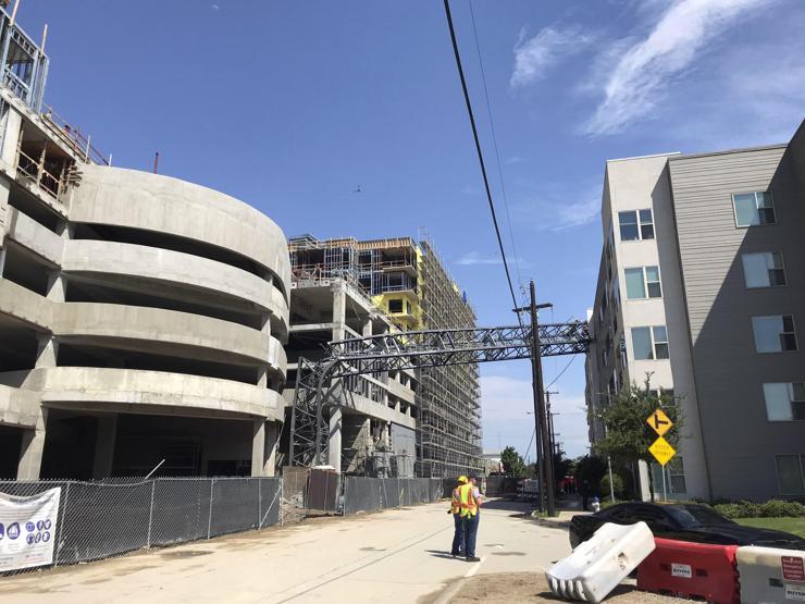 Dallas’ta binanın üzerine vinç devrildi: Ölü ve yaralılar var