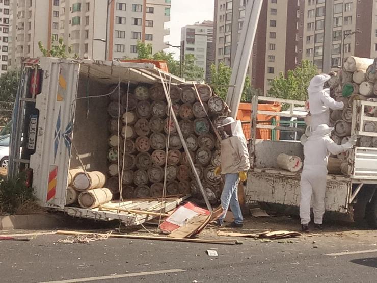 Arı kovanı yüklü kamyonet devrildi