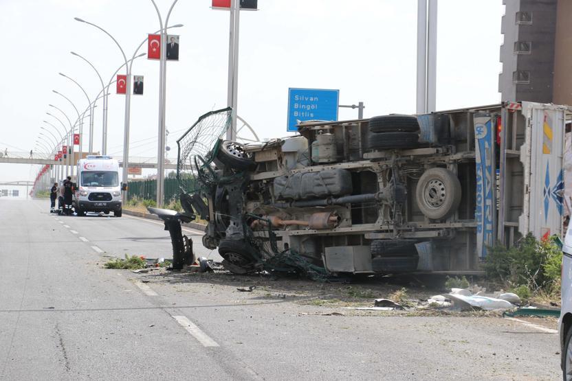 Arı kovanı yüklü kamyonet devrildi