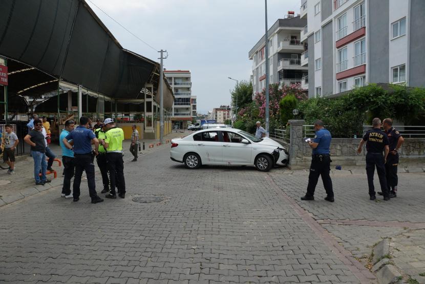 Omzuna falçata saplayan babasını arabayla sürükledi