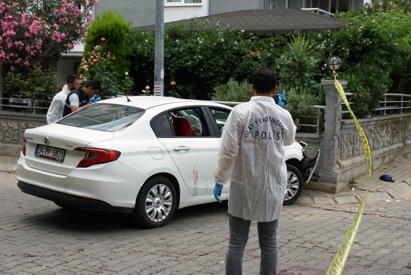 Omzuna falçata saplayan babasını arabayla sürükledi