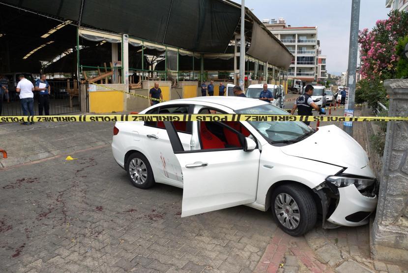 Omzuna falçata saplayan babasını arabayla sürükledi