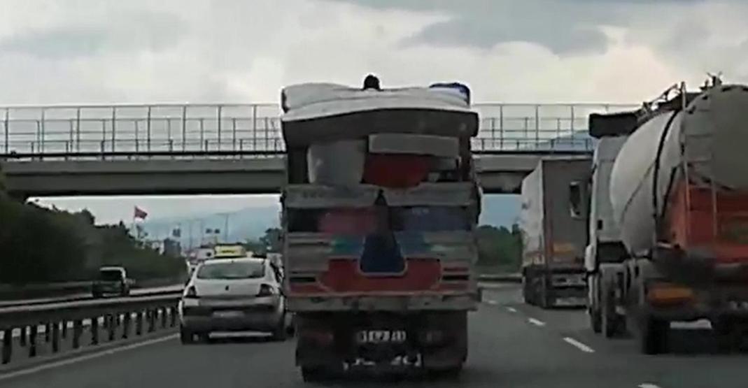 Kamyon kasasında tehlikeli yolculuk