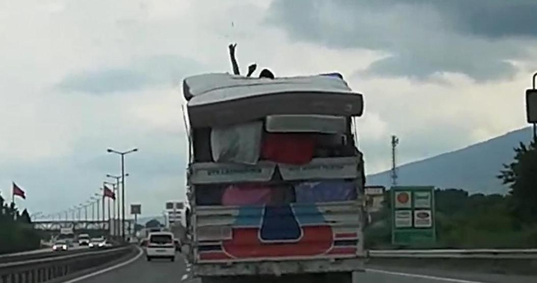 Kamyon kasasında tehlikeli yolculuk