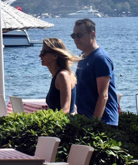 Fikret Orman ve sevgilisi Tuğba Coşkun yürüyüşte Kameraları fark edince...