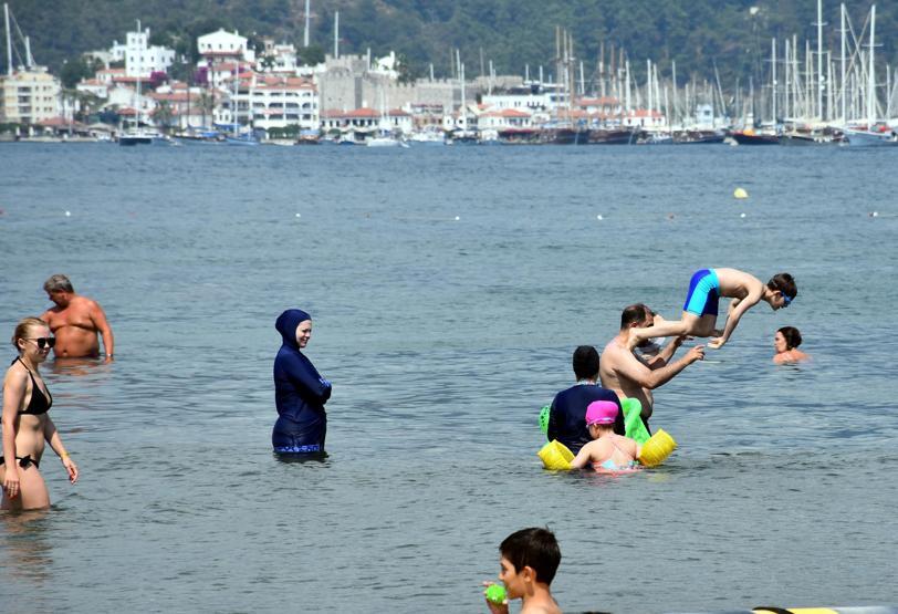 Marmariste sıcaktan bunalanlar deniz ve havuzları doldurdu