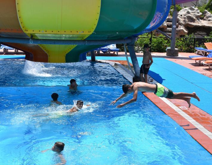 Marmariste sıcaktan bunalanlar deniz ve havuzları doldurdu