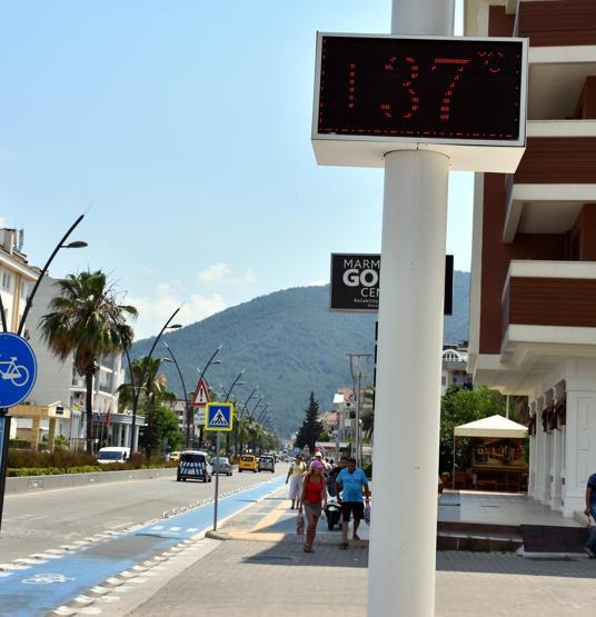 Marmariste sıcaktan bunalanlar deniz ve havuzları doldurdu