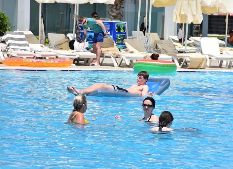 Marmariste sıcaktan bunalanlar deniz ve havuzları doldurdu