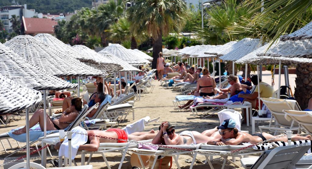 Marmariste sıcaktan bunalanlar deniz ve havuzları doldurdu
