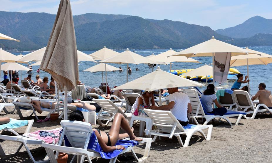 Marmariste sıcaktan bunalanlar deniz ve havuzları doldurdu
