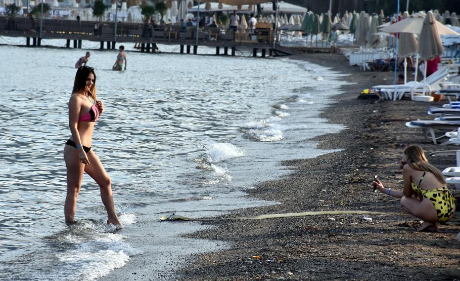 Marmariste sıcaktan bunalanlar deniz ve havuzları doldurdu