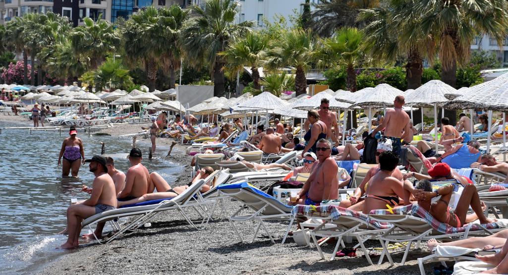 Marmariste sıcaktan bunalanlar deniz ve havuzları doldurdu
