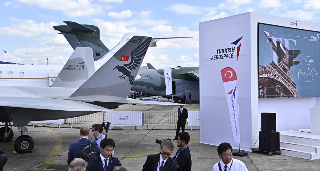 Paris Havacılık Fuarında milli savaş uçağı rüzgarı esti