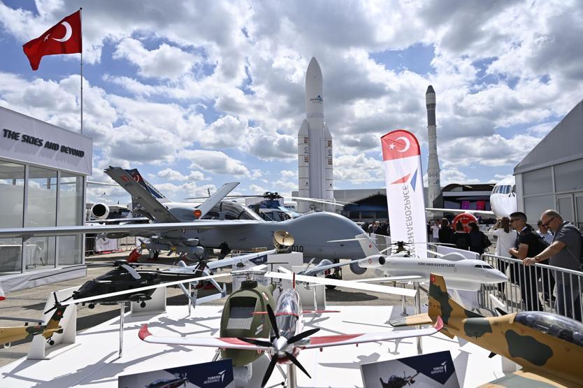 Paris Havacılık Fuarında milli savaş uçağı rüzgarı esti