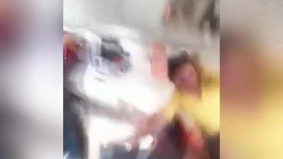 Uçak türbülansa girdi, hostes uçağın tavanına çarptı